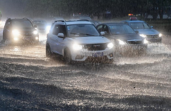 行車遇強(qiáng)降雨怎么辦？